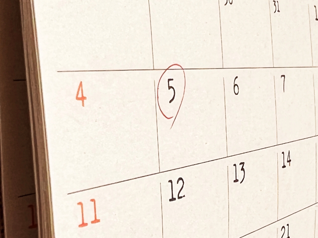 5日に丸印をつけたカレンダー