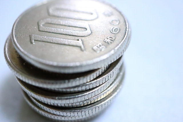 積み上げられた100円硬貨