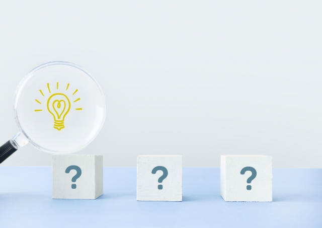 3つ並んだクエスチョンマークのブロックと虫眼鏡の中の電球のアイコン