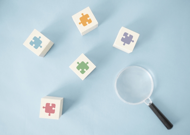 虫眼鏡の側に置かれた5つのブロック