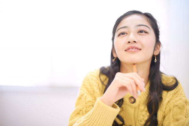 顔を上げて少し笑っている女性