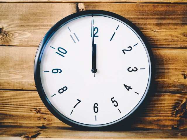 12時になろうとしている壁掛け時計