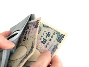 財布からお札を取り出している人の手元