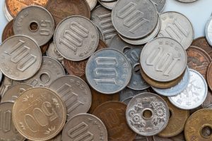並べられたたくさんの小銭