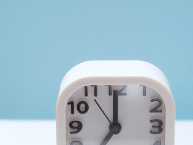 7時を指している置き型のアナログ時計