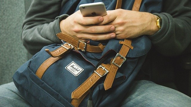座ってスマホを操作している人の手元
