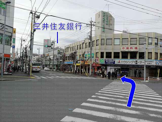 横断歩道の先に三井住友銀行の画像