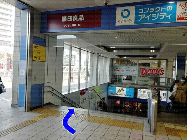 階段とエスカレーターの画像