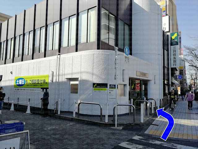 道の先に三井住友銀行の画像