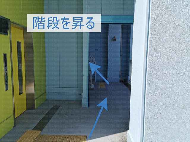 階段とエレベーター前の画像