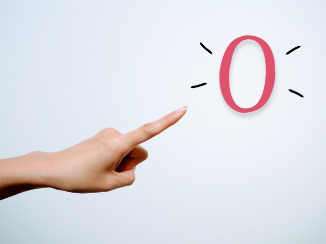 0のアイコンを指さしている人の手元