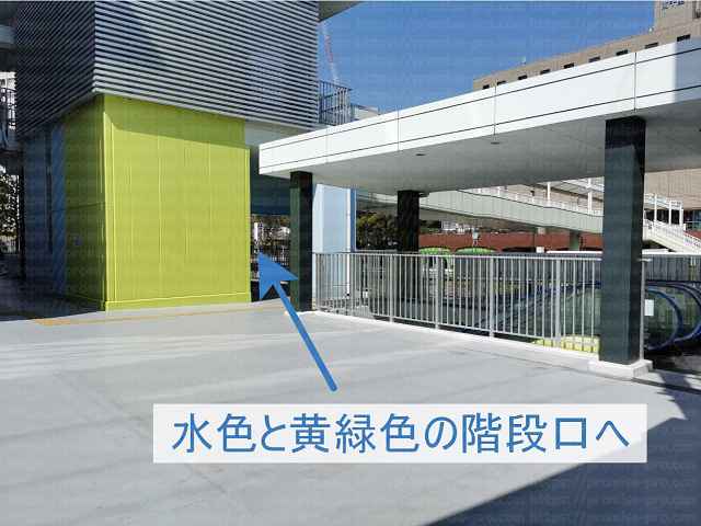 黄緑と水色の階段とエレベーターの画像