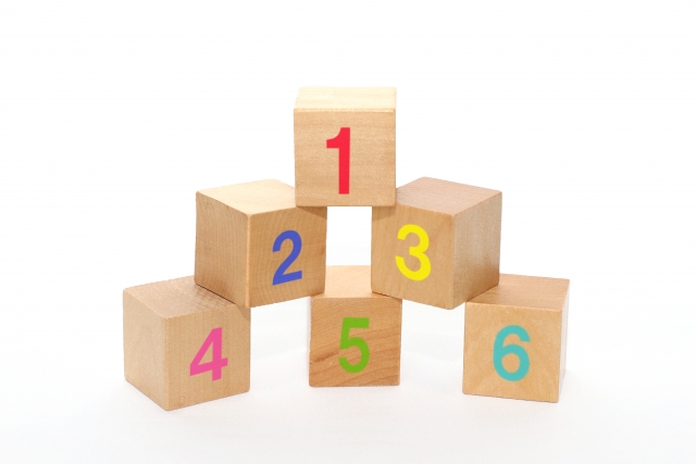 1から6までの数字が印字されている積み木