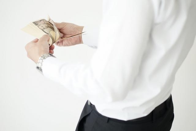 札束を数える男性の手元