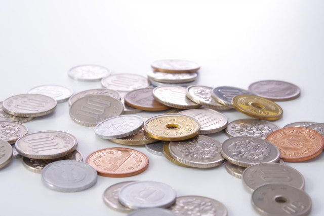 テーブルに並べられたたくさんの硬貨