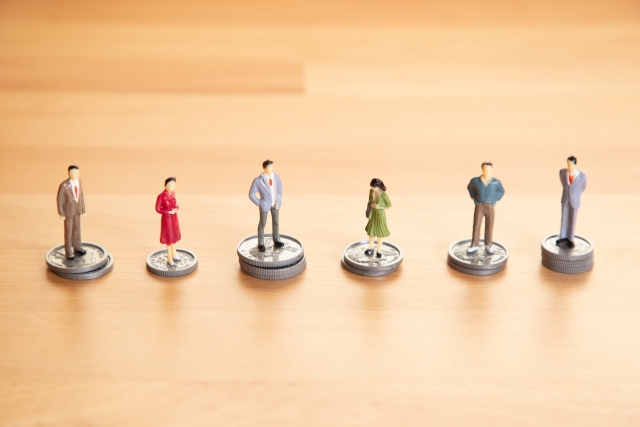 硬貨の上にそれぞれ載せられた6体のミニチュア