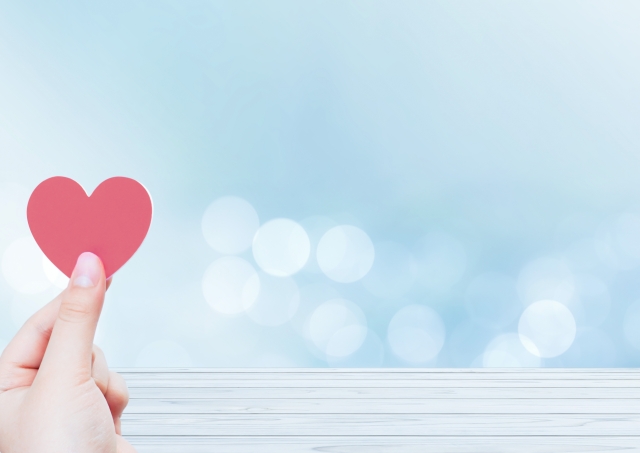 ハートを持つ左手の指