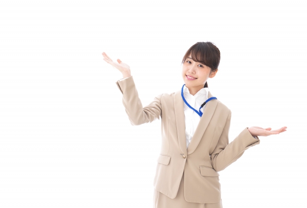 両手のひらを上に向けているスーツ姿の女性