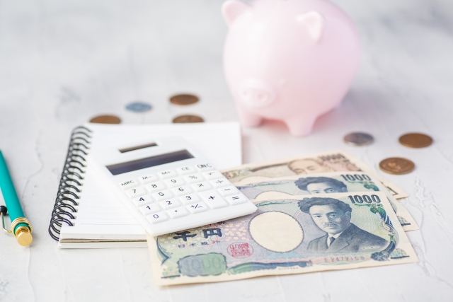 貯金箱とお金と電卓