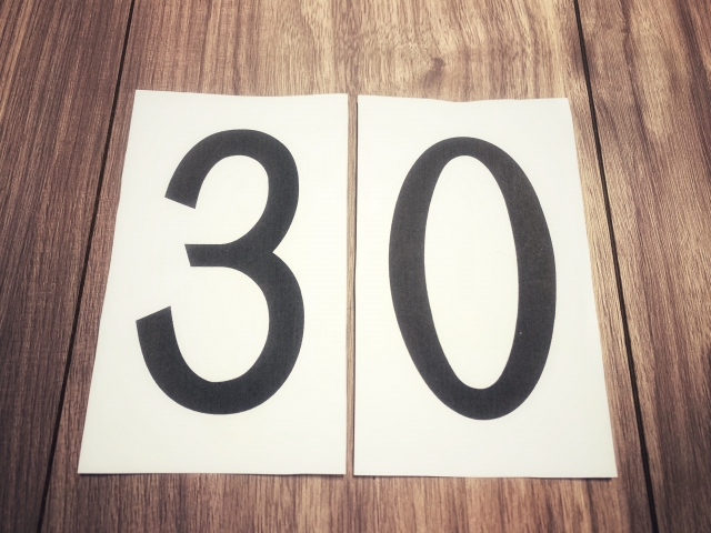 30と印刷された紙