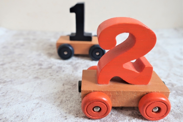 おもちゃの台車に載っている1と2の数字