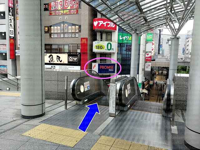 エスカレーターとプロミス看板の画像