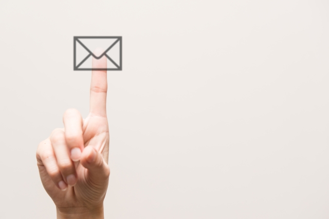 メールアイコンをタップする手元