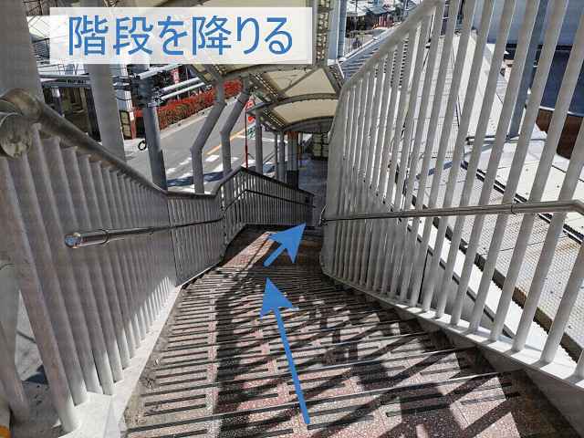 階段を下りる画像