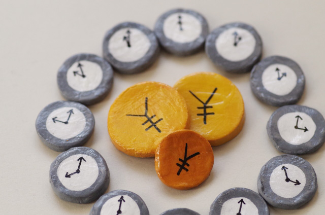 時計のアイコンに取り囲まれている3つの円マーク