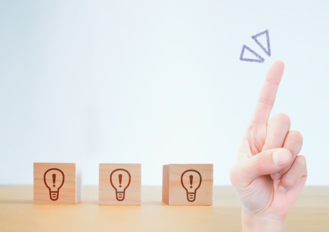 電球マークが印字された3つのブロックと人さし指