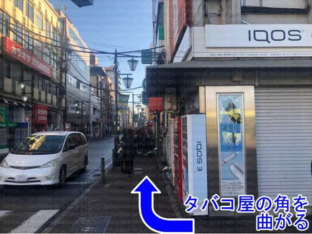 タバコ屋と通路の画像