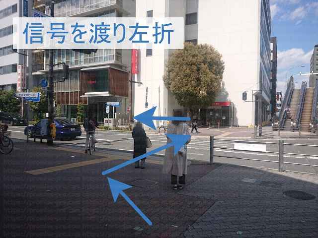 横断歩道を渡り左折する画像