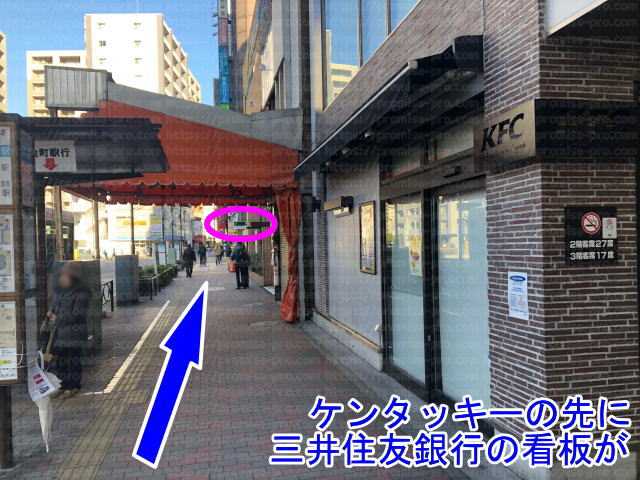 ケンタッキーフライドチキンとオレンジのビニール屋根の画像
