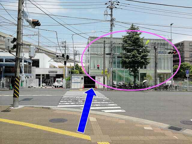横断歩道の先に三井住友銀行の画像