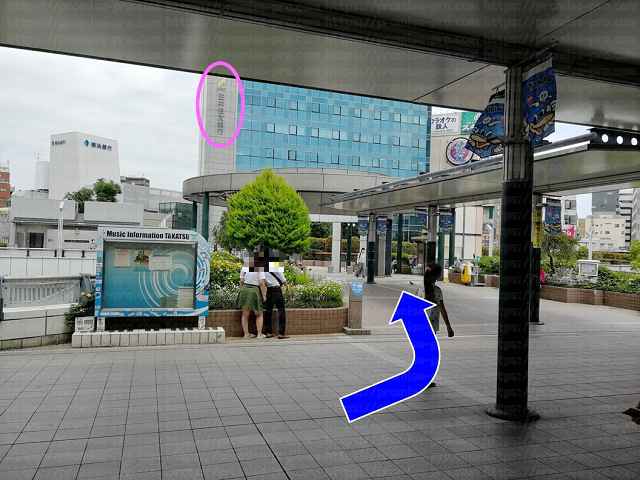 道の先に三井住友銀行の画像