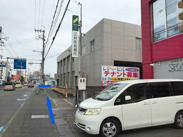 道の先に三井住友銀行の画像