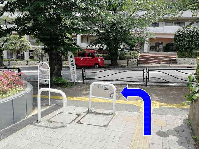 道路前を左に曲がる画像