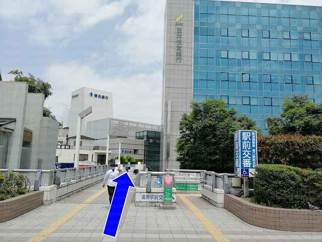 三井住友銀行に向かい直進する画像