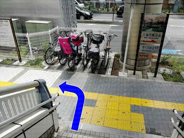 階段を左に曲がる画像