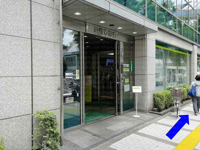 三井住友銀行入口前の画像