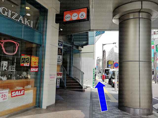 歩道橋下の画像