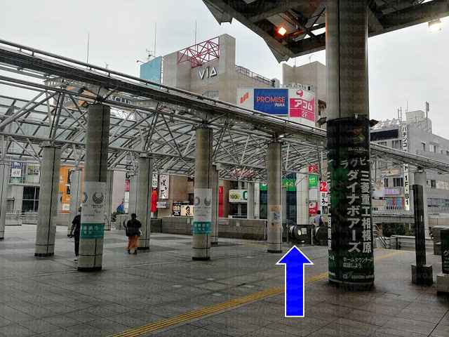 道の先にエスカレーターの画像