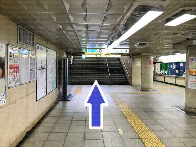 2番出口階段の画像