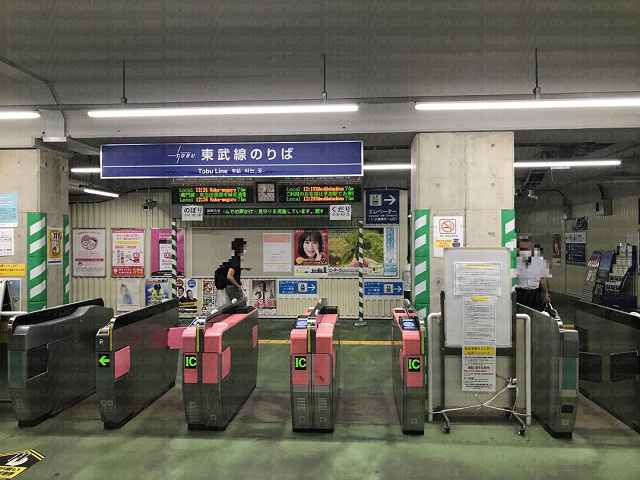 竹の塚駅改札の画像