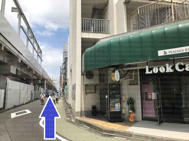 ピーコックストア前の画像