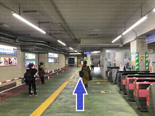 東口に向かう道の画像