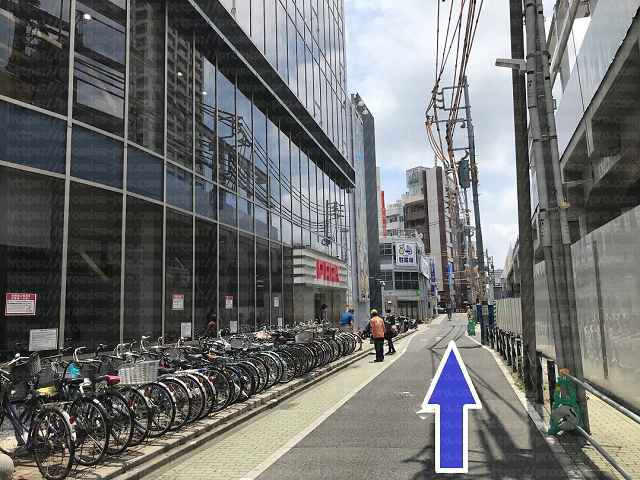 線路沿いパチンコ屋の画像