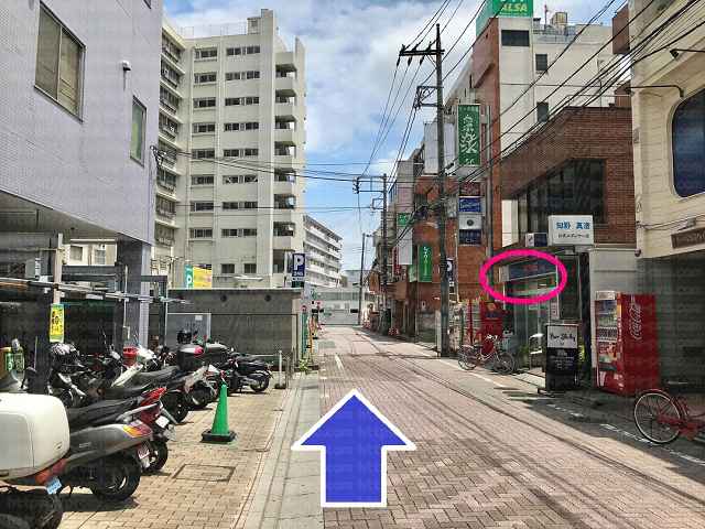 駐輪場とプロミス看板の画像