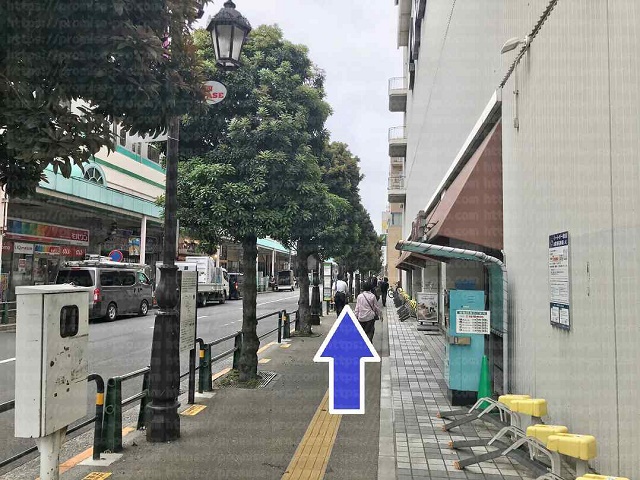 左方向の道の画像