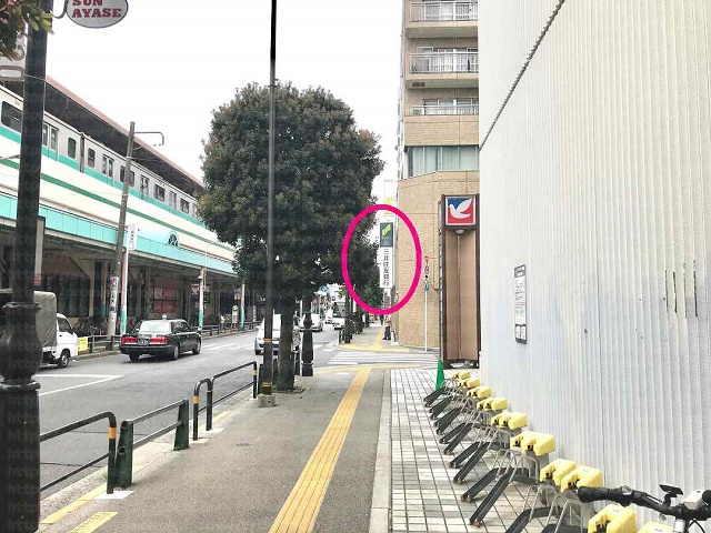 道の先に三井住友銀行の画像